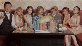 熊熊（右）穿著粉色旗袍相當火辣。（圖／翻攝自beargenie IG）