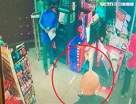 奇葩！男搶彰化超商　竟還排隊3分鐘(圖/翻攝畫面)
