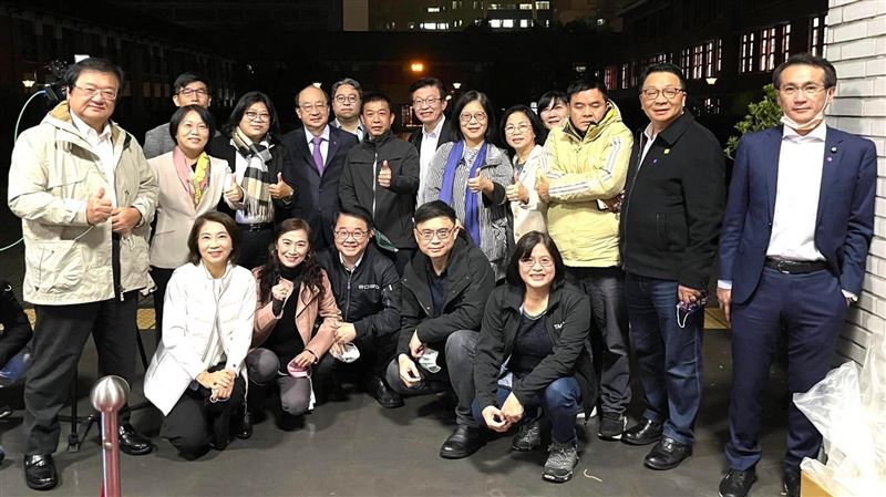綠委拚地制法遞案　小英特送早餐助陣