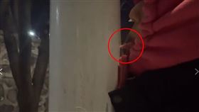 ▲男大生-16℃舔欄杆！下秒舌頭黏死　一拔傻眼：舌皮沒了。（圖／翻攝自錢江晚報微博）