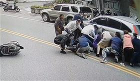 花蓮車禍，民眾合力抬車搶救