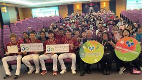 樂天球星陳冠宇、黃子鵬、曾仁和以及陳晨威和醫護一起過耶誕節。（圖／樂天桃猿提供）