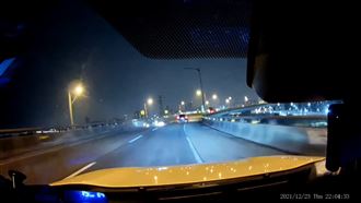 嘲笑重機男自摔！小黃當路隊長被出征