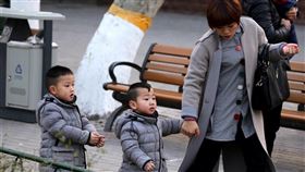 獨生子女在現代家庭中已是常態，但在40年前的中國大陸，這項政策卻是最激進的社會實驗。圖為非獨生子女。（圖／中新社）
