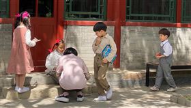 中國學者：應讓自主生育權回歸家庭和個體中國社科院人口與勞動經濟研究所副研究員楊舸10日撰文坦言，中國無法避免生育率下降風險，應盡快優化生育政策，讓自主生育權回歸家庭和個體。圖為北京一處景區內出遊的家長與兒童。中央社記者繆宗翰北京攝  110年5月10日