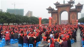 中國一胎化政策對養老問題造成衝擊。圖為四川長者重陽節時共享長壽宴。（圖／中新社）
