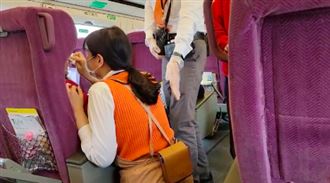 7旬婦高鐵車廂暴哭　服務員跪地安撫