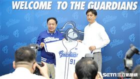 ▲富邦悍將領隊林華韋和總教練丘昌榮合影。（圖／記者劉彥池攝影）