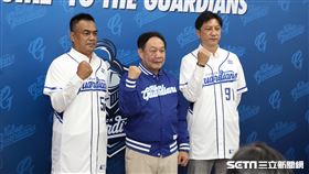▲富邦悍將二軍總教練陳金鋒、領隊林華韋和一軍總教練丘昌榮合影。（圖／記者劉彥池攝影）