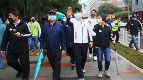 侯友宜視察板橋人行道改造工程新北市長侯友宜（前右2）24日視察板橋區府中商圈施工中的「人行時空廊道改造工程」，要求工程如期完工，提供行人更安全的步行空間。（新北市政府工務局提供）中央社記者黃旭昇新北傳真  110年12月24日