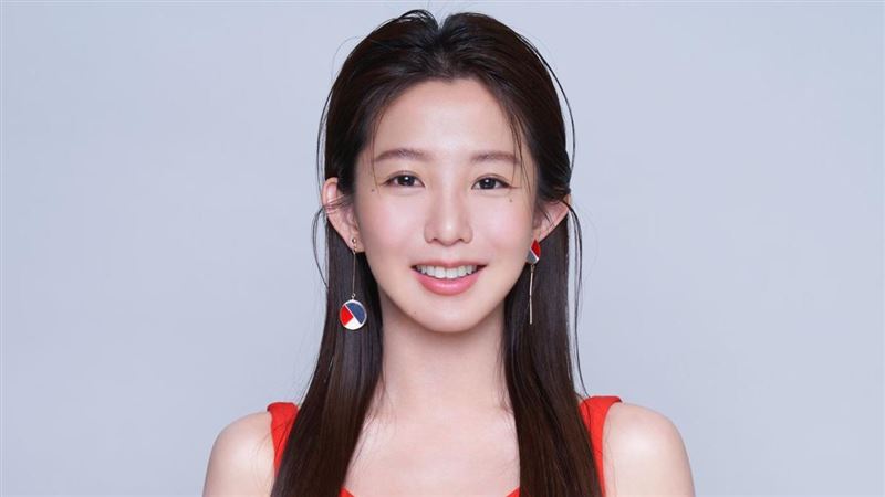 郭書瑤鮮紅洋裝過聖誕　嗨曝明年喜訊