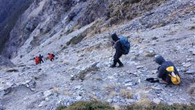 桃園體育局李姓股長獨攀中央尖山後失聯，今日利用空拍機發現李男遺體在中央尖山一處斷崖上。（圖／翻攝畫面）