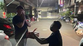 當眾單膝下跪！他只求「1件事」網笑翻：都是煙霧彈（圖／翻攝自爆廢公社二館臉書）