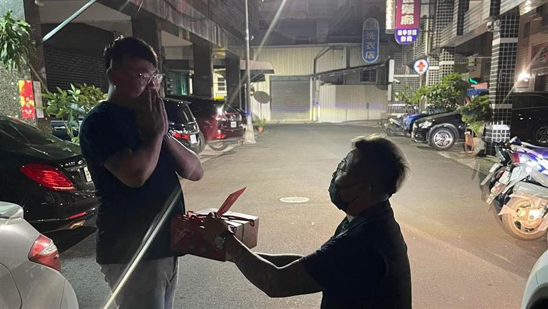 當眾單膝下跪！他求1件事網笑翻
