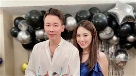 陶喆慶祝著他51歲的生日，跟老婆江佩蓉甜蜜合影。微博