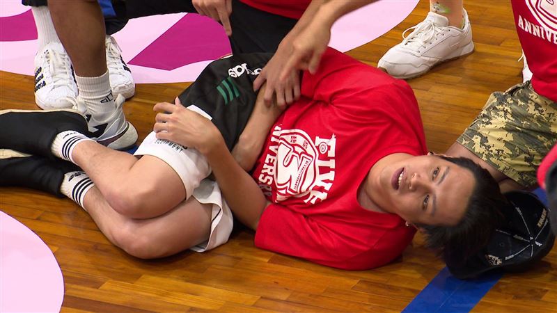 鯰魚哥「重要部位」被擊中　痛到倒地