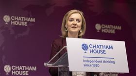 英國外相智庫演說  籲自由世界積極應對中俄英國外交大臣特拉斯8日受邀至英國智庫「皇家國際事務研究所」（Chatham House）進行她9月中旬上任以來首場重要公開演說，期間呼籲自由世界積極應對中國、俄羅斯等惡意行為者。（英國外交部提供）中央社記者陳韻聿倫敦傳真 110年12月10日