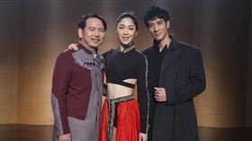 李建復（左起）與女兒李友珊王力宏共同合唱新版《龍的傳人》。（圖／海蝶音樂）