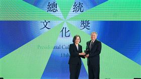 ▲中華文化總會會長蔡英文總統親頒第11屆總統文化獎（圖／中華文化總會提供）