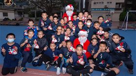 ▲統一獅林靖凱與古林睿煬前進金門指導棒球。（圖／統一獅球團提供）