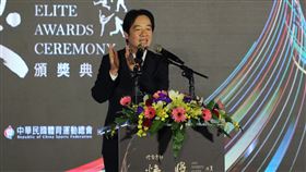 體育運動精英獎 賴副總統肯定運動員貢獻2021體育運動精英獎24日在台北文創會所舉行頒獎典禮，副總統賴清德（圖）擔任頒獎嘉賓，肯定得獎者在體育運動賽事上的貢獻，盼能讓年輕選手學習效仿，讓臺灣運動一棒接一棒、一代跟著一代，持續蓬勃發展。中央社記者裴禛攝 110年12月24日