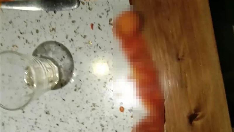 吃火鍋咬到保險套！他從嘴裡拉出崩潰