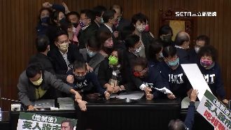 綠拚地制法逕付二讀　藍委上台爆衝突