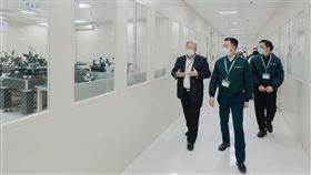 參觀半導體封測廠  林智堅：持續為產業發聲新竹市長林智堅（右2）24日參觀力成科技的半導體封測製程，了解台灣半導體與世界競爭的關鍵，以及企業用電、土地、人才需求，盼新竹縣市合併升格，地方政府可以持續為產業發聲，向中央提出企業需求。（新竹市政府提供）中央社記者魯鋼駿傳真  110年12月24日