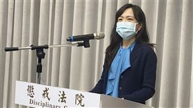 石木欽案 懲戒法院說明判決結果前公懲會委員長石木欽與翁茂鍾不當接觸案，懲戒法院認定石木欽透過配偶買進聯亞股票有違失，罰俸1年，約新台幣354萬餘元。101年7月6日以前違失行為逾追懲時效，予以免議。圖為懲戒法院書記官長林玉苹說明判決結果。中央社記者林長順攝  110年12月24日