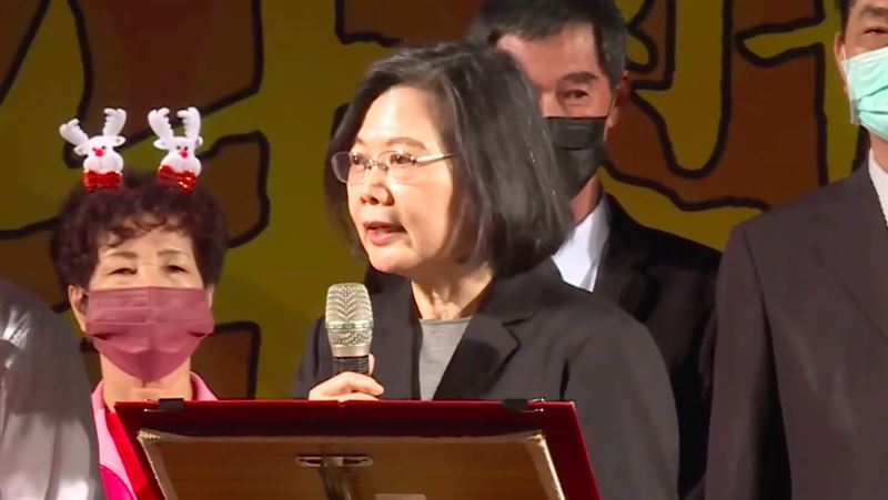 南市議會燈會啟燈　小英現身感謝市民