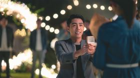 1224《再說一次我願意》蔡凡熙（左）單膝下跪拿出鑽戒向郭書瑤求婚。（圖片提供：皮諾丘電影）