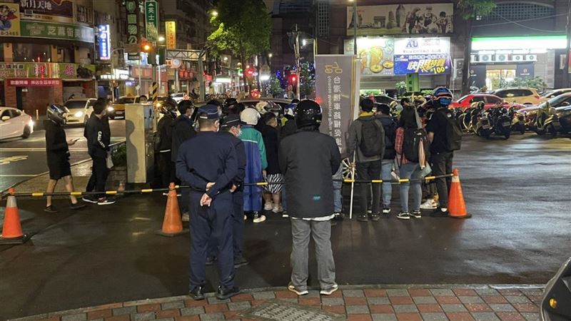 拆待轉牌比中指遭逮　機促會批警暴力