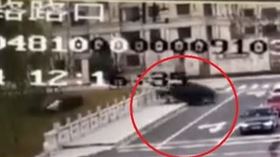 傳無人模式失控？男試駕特斯拉墜河亡（圖／翻攝自上游視頻）