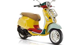 ▲Justin Bieber曾騎著VESPA Primavera Sean Wotherspoon特仕版。（圖／翻攝VESPA網站）