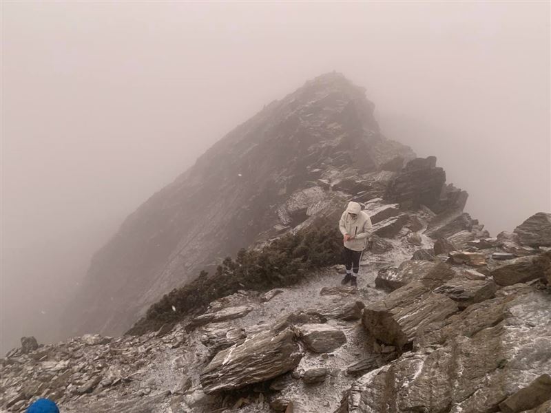 玉山三度飄雪　銀白主峰超「凍」人