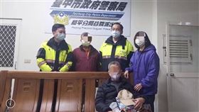 和平分局連夜護送失智男從梨山到谷關，讓他與家屬在耶誕夜團圓。（圖／翻攝畫面）