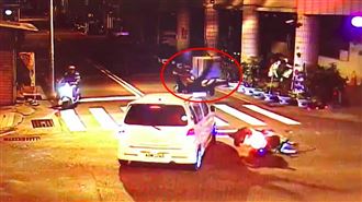 驚悚畫面！警圍捕猛撞　噴飛上車頂