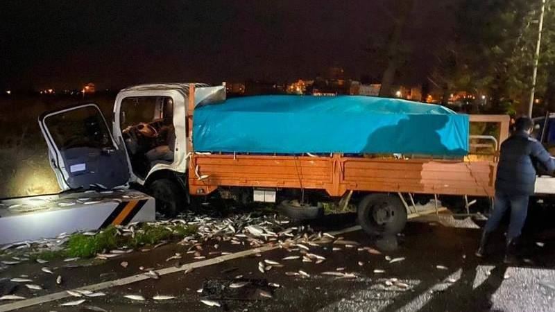 悚！男疑逆向猛撞貨車　受困車內身亡