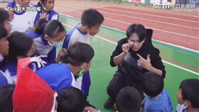 ▼▲小朋友包圍著Zack，近距離看魔術表演。（圖／Zack劉大詮 授權）