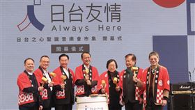 吳釗燮泉裕泰出席日台之心耶誕市集開幕（2）日本台灣交流協會「日台之心聖誕音樂會市集」開幕式25日下午在台北101水舞廣場舉行，日本駐台代表泉裕泰（中）、外交部長吳釗燮（左3）等人出席，一同完成開幕儀式。中央社記者吳家昇攝  110年12月25日