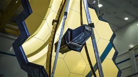 詹姆斯‧韋伯太空望遠鏡的核心零件是其巨大的主鏡，這個6.5公尺寬的凹面結構由18個較小的六邊形鏡組成。（圖／翻攝自NASA網頁nasa.gov）
