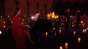 耶誕節獻禮！凱特王妃紅裙彈琴美炸　歌手狂讚：只排練9次（圖／翻攝自The Duke and Duchess of Cambridge YouTube）