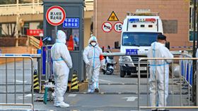 西安封城，當局針對被隔離無法前往考場的考生實施「送考上門」。（圖／路透社／達志影像）