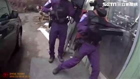 新北市王男及邱男販售改造手槍，遭台北市特勤中隊攻堅逮獲。（圖／翻攝畫面）