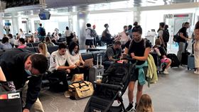疫情升高 美國耶誕航班近千架取消美國耶誕節期間，因為新型冠狀病毒變異株Omicron擴大傳染、染疫確診數飆升，導致航空公司人力不足，25日耶誕節當天有近千架航班取消。圖為機場候機人潮，攝於9月。中央社記者林宏翰洛杉磯攝 110年12月26日