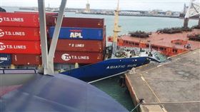 貨櫃船撞上台中港碼頭，船頭凹陷。（翻攝爆廢公社）