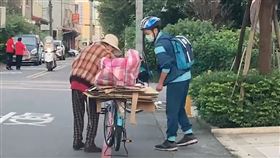 宜蘭國中生幫拾荒婦人