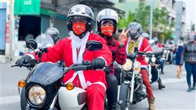 市價近2億的百輛哈雷，騎士裝扮成耶誕老人在彰化車聚。（圖／翻攝畫面）