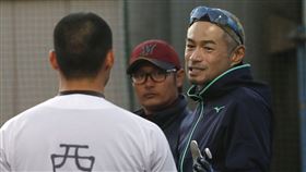 鈴木一朗指導學生棒球。（圖／美聯社／達志影像）