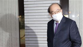 朝野黨團協商結束  柯建銘步出議場立法院院會21日通過民進黨團所提將111年度中央政府總預算案自委員會抽出逕付二讀，引發爭議。對此，立法院朝野黨團協商23日達成共識，民進黨團24日將提覆議；黨團總召柯建銘受訪回應，不是以戰逼和，但也不能坐以待斃，如何解決，鑰匙在民進黨團手上，鑰匙也在大家手上，提復議沒問題，但需捍衛總預算通過。中央社實習記者蕭宇軒攝  110年12月23日